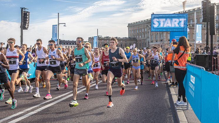 Bild från starten på Ramboll Stockholm Halvmarathon 2023. 