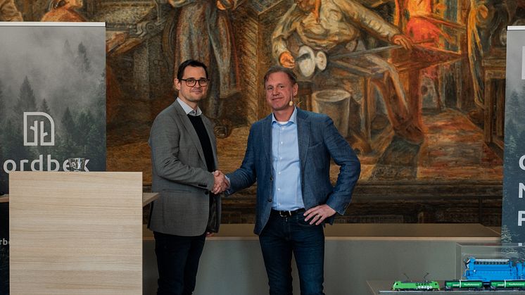 Tobias Fagergårdh, chairman of the municipal board in Nybro and Thomas Öström, CEO of Nordbex. Photo: Emma-Jessica Johansson