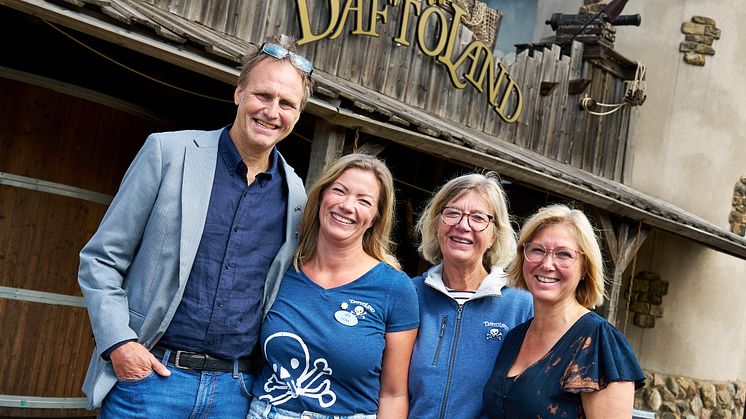 Från vänster Kent Hansson, kommunstyrelsens ordförande i Strömstads kommun. Lena Kempe och Mette Kempe från Daftö Resort. Marie Edvinsson Kristiansen första vice ordförande i Strömstads kommunstyrelse. Fotograf: Michael Skärström.