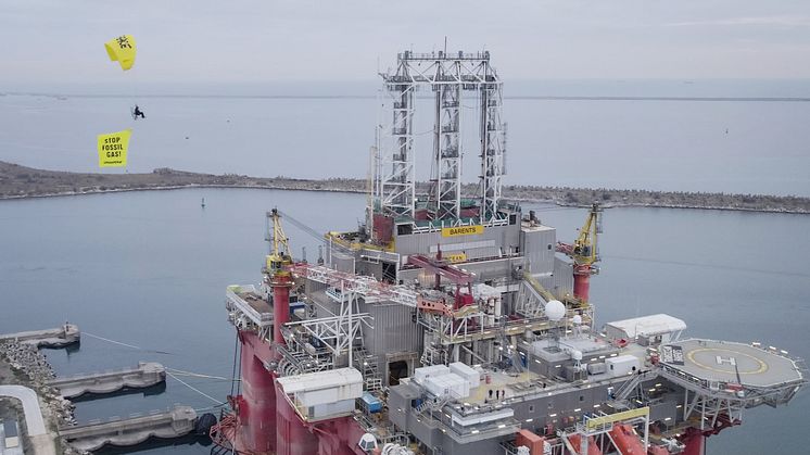 Protest gegen Europas größtes Gasprojekt: Greenpeace-Aktivist fliegt mit Gleitschirm über Plattform