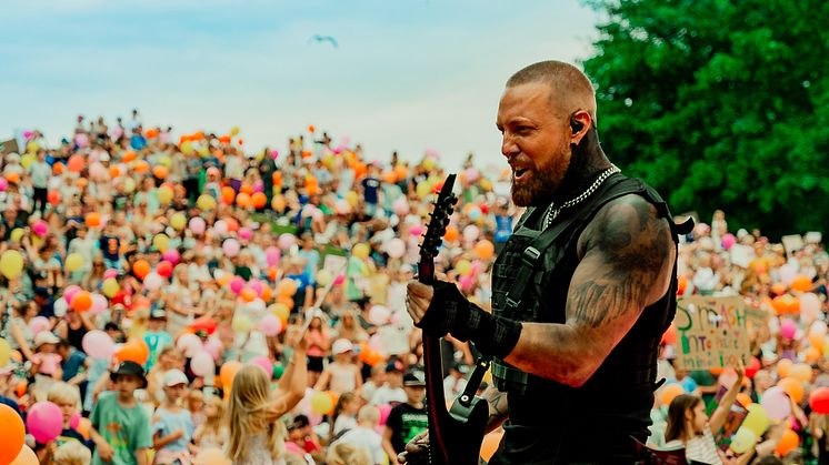 Benjamin från Smash Into Pieces på scen under SVT:s Sommarlov, gör ett unikt framträdande för barnen efter sin skada