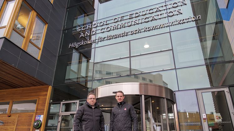 På bild till höger Daniel Jansson, projektledare Emil Lundgren, till vänster Stefan Bodin, platschef för HÖFAB . 