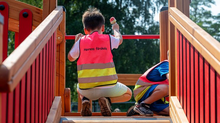 Barn från bland annat Havrens förskola var på plats och testade nya lekplatsen på Rusthållarevägen i Arlöv.