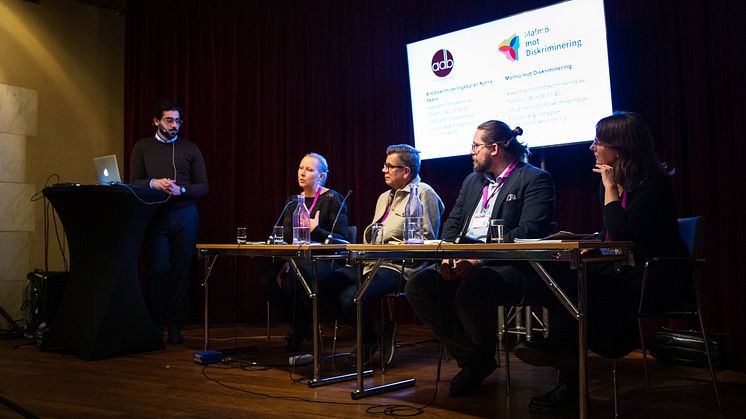 Aws Al-Kohaili, Johanna Ingemarsson, Lars Arrhenius, Ola Linder och Anna Rosenmüller Nordlander i panelsamtalet "Rättigheter på riktigt" på Mänskliga rättighetsdagarna. Foto: Sarah Perfekt