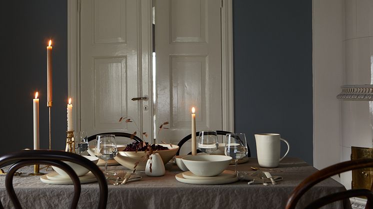 Skålar, tallrikar, stor kanna och sticklingvas i serien Vintage white från Ljung by Ljung.
