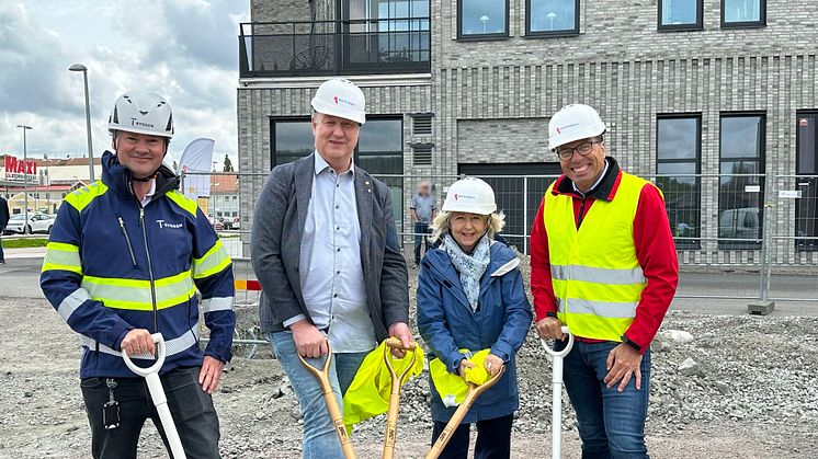 T-Byggen och Riksbyggen tar första spadtaget för Brf Humlen