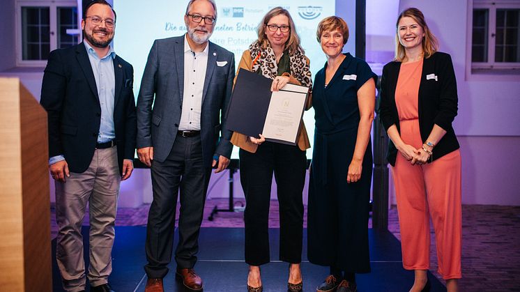 © PMSG Steven Ritzer | Antje Kaltofen (Mitte) von Seminaris Hotels nimmt TourCert Zertifizierung entgegen.