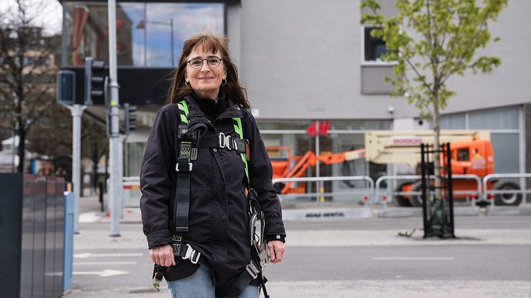 Christina Västerbo nedanför väggen, redo att sätta igång