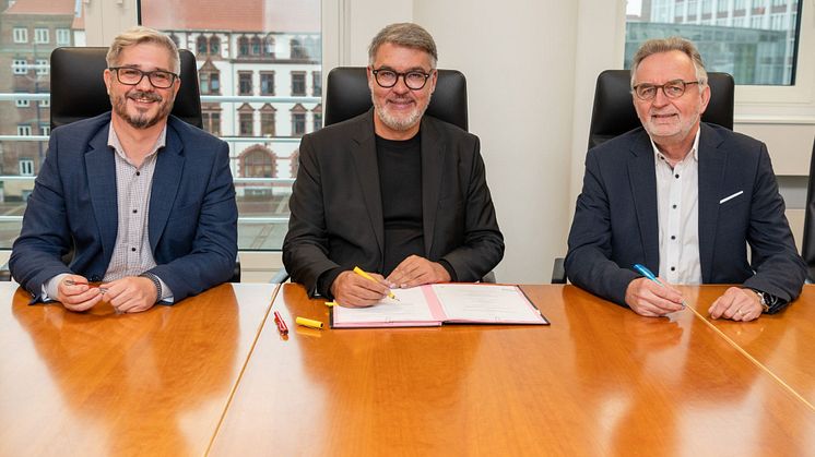 Bei der Unterschrift: OB-Thomas Westphal (mitte) mit den DOKOM21-Geschäftsführern Marko Iaconisi (l.) und Richard Genuit.