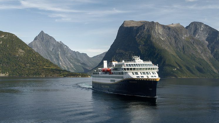 Havila Castor seilte inn Hjørundfjorden for første gang fredag, og det helt utslippsfritt.