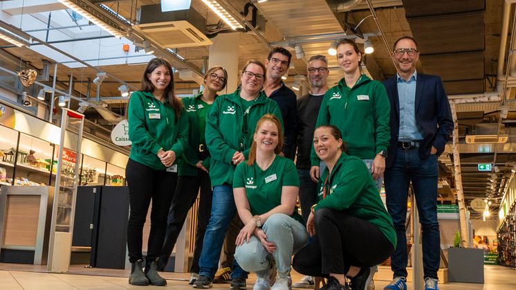 Caroline Turrian (à genoux au centre), directrice de la succursale, et le team ouvrent la succursale Fressnapf de Vevey.