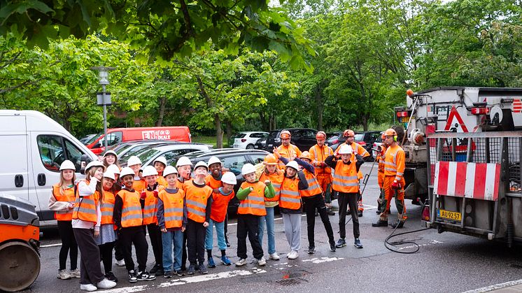 Asfaltproducenten Peab Asfalt støttede i sidste uge op om nyt undervisningsprojekt, der skal introducere skolebørn til vejsektoren. Foto: Peab Asfalt.