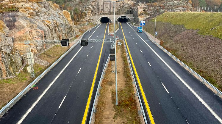 DYR VEG: De høye bomsatsene fører til at transportkjøper pålegger transportbedriftene å ta veger som ikke er bomlagte, som både tar lenger tid og utfordrer trafikksikkerheten. Foto: Nye Veier