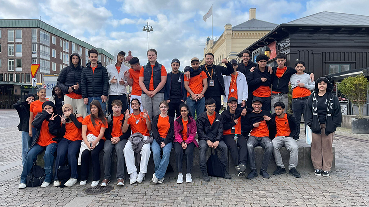 Gruppbild med ungdomar. 