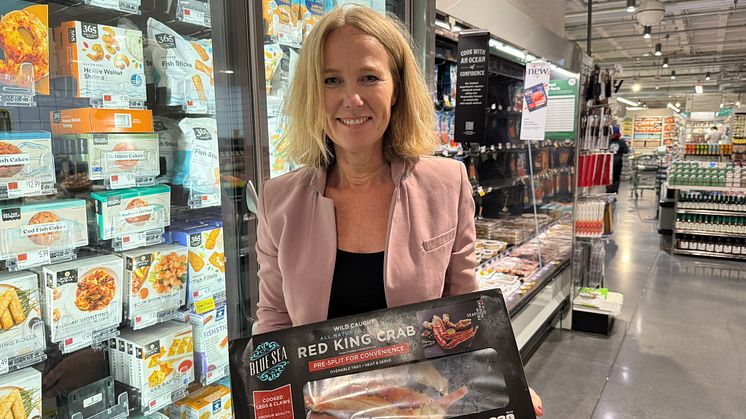 Karine Rød Haraldsson i butikk med red king crab produkt.