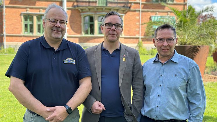 Crister Nystrand, Johan Söderberg och Christer Sundqvist och ser fram emot rallyfesten vid Ericsbergs Slott i sommar – med fri entré för allmänheten på fredagskvällen.