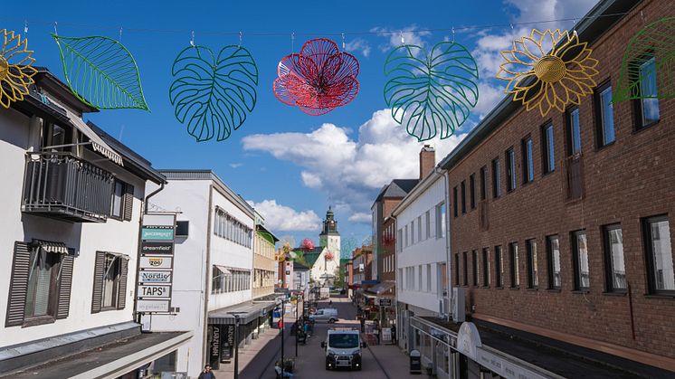 Färgsprakande sommardekoration lyfter Skellefteås stadskärna