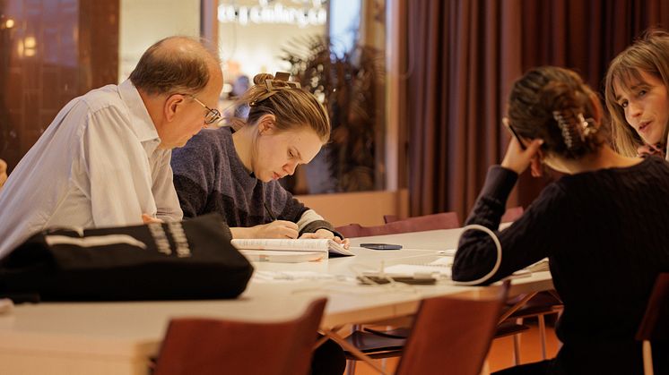 Ungdomar i Mattecentrums räknestuga