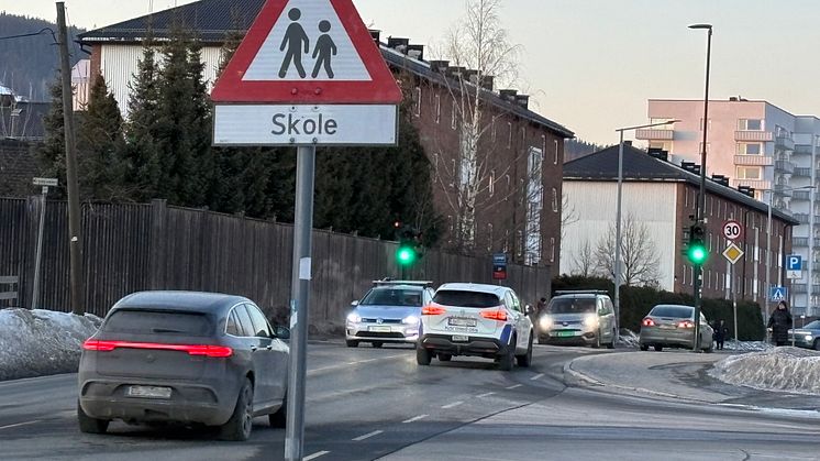 Kjøring av barn til skolen skaper kø og forurensning. FOTO: Ingunn Marie Ruud, NILU