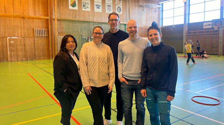 Ulrica Pettersson projektledare (andra från vänster) tillsammans med fritidskonsulenter och Solanderskolans rektor och vuxenstödjare.