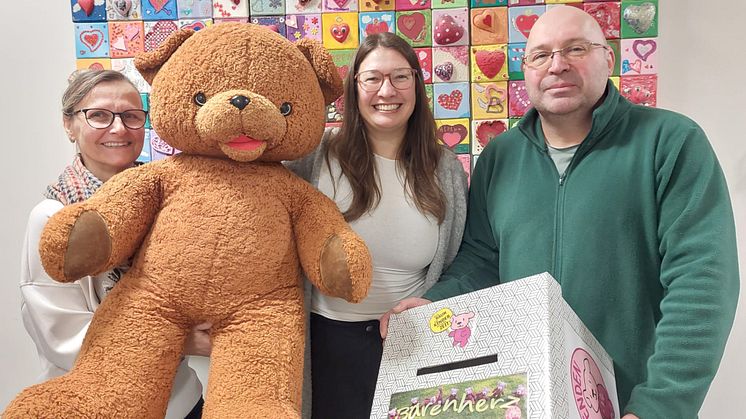 Familie Hoch im Kinderhospiz mit Ulrike Herkner vom Förderverein (Mitte)