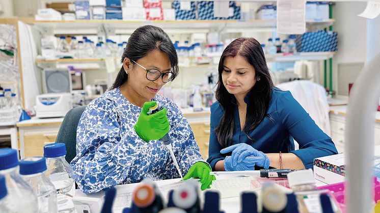 Två av forskarna bakom studien, Sandhya Malla och Kanchan Kumari, i Aguilo labb vid Institutionen för molekylärbiologi, Umeå universitet.  Foto: Poonam Baidya.