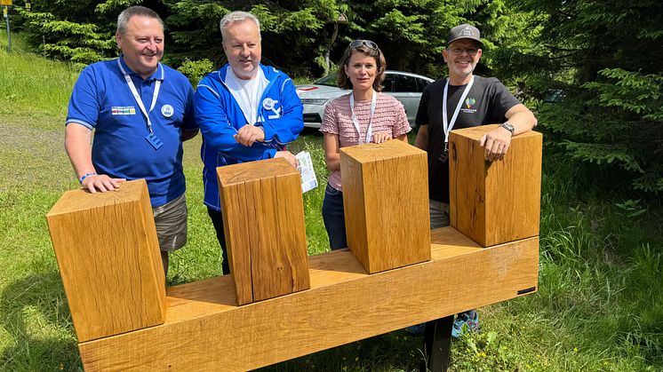 feierliche Eröffnung der Fernwanderroute „Hřebenovka“ im Juni 2025 mit dem typischen Kamm-Symbol im Vordergrund