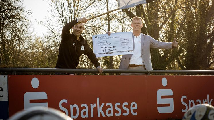 Sie geben alles: Helge Siewert von der Sparkasse den Spendenscheck fürs 11-Freunde-Projekt des FCE. Und Christian Rees (Vorstand Sport)  den Applaus von der Seitenlinie.