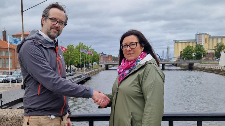 Jonas Eriksson (SD), vice gruppledare och regionråd i Västra Götalandsregionen hälsar den nyblivna Sverigedemokraten Ulrika Gartman Blom välkommen till partiet. 