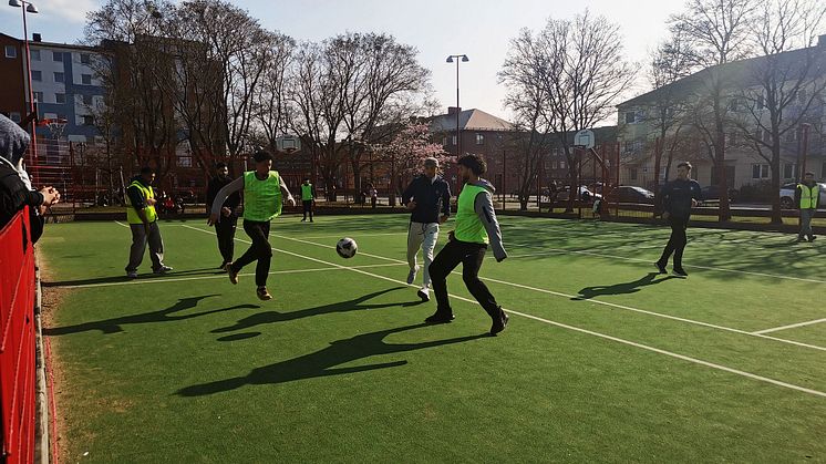 En av alla fotbollsmatcher som spelades under Planteringens fotbollsturnering för unga.  