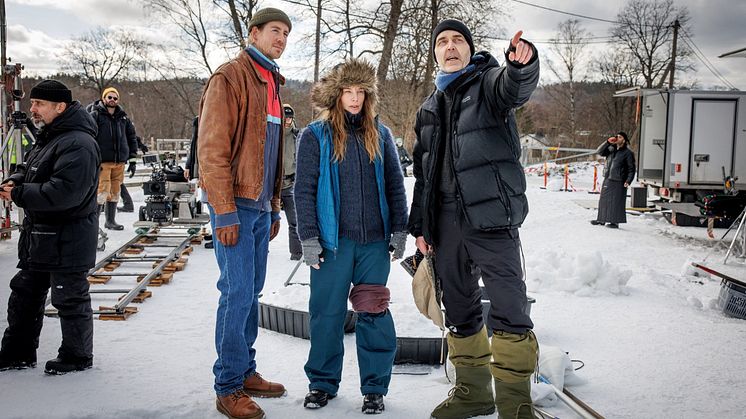 Prime Video byr seerne på mye norsk og nordisk produsert innhold. Her fra innspillingen av Blindspor med skuespillerne Pål Sverre Hagen og Ida Engvoll, og regissør Erik Skjoldbjærg (Foto: Johan Paulin, Prime Video)