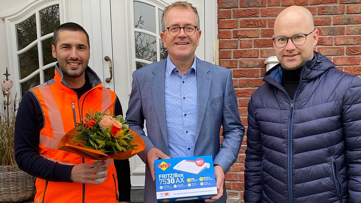 v.l.n.r.: Joao Santana, Projektleiter Bau bei der Deutschen GigaNetz, Thomas Scholz, einer der ersten Kunden, Daniel Melchert, Bürgermeister von Mengerskirchen ©Deutsche GigaNetz