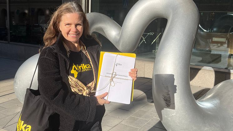 Afrikagruppernas generalsekreterare Louise Lindfors togs i onsdags emot utanför Finansdepartementet av politiskt sakkunnige Lucas Kramer som tog emot ca 7000 namnunderskrifter från kampanjen "Stoppa AP-fondernas skadliga investeringar". 