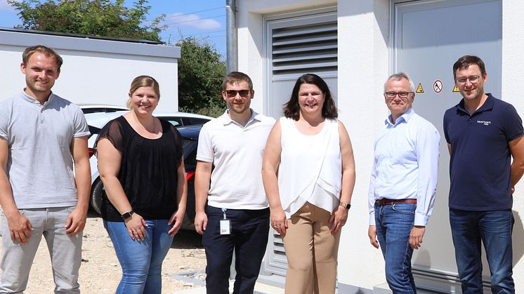 Zur offiziellen Inbetriebnahme des neuen Schalthauses in Gaimersheim traf sich das Team der Bayernwerk Netz mit Bürgermeisterin Andrea Mickel. (v.l. Benjamin Friedsam, Christine Pesl, Lukas Kortenhorn, Andrea Mickel, Stephan Leibl, Thomas Polzmacher)