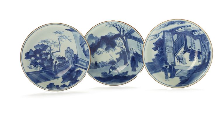 Tre kinesiske skåle af porcelæn, dekorerede i blåt med figurscenerier med lærde samt to med kalligrafi, mærkede Jiajing, Kangxi (1662–1722) periode. Diam. 16.5 cm. Vurdering 15.000–20.000 kr. Hammerslag 270.000 kr.