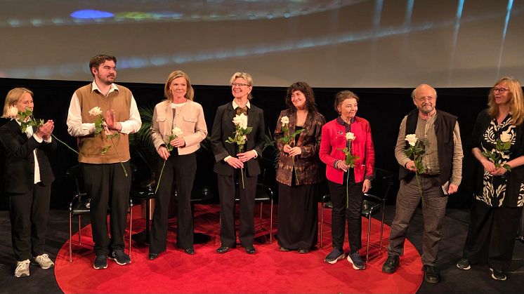 Alla som deltog under hyllnings-kvällen, från vänster: Mika Romanus, Jesper Larsson, Kristina Linglöf, Stina Ekblad, Niki Lindroth von Bahr, Christina Olofson, Lois Lemkow Zetterling, Tina Pettersson. Foto: Cawa Media.