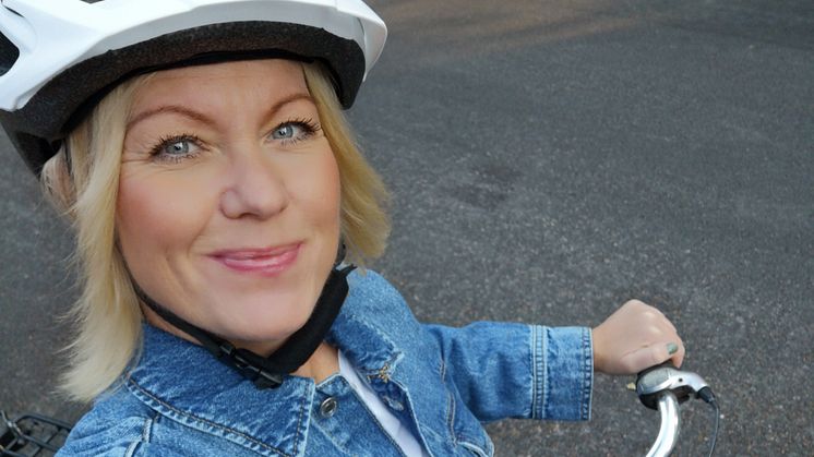 Ulrika Goldszer, som tidigare alltid har kört bil, har 6,5 km enkel resa till Färjestadsskolan där hon arbetar.
