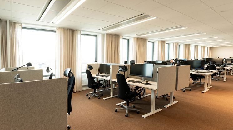En inblick i det återbrukade möblemanget hos Utbetalningsmyndigheten från Rekomo. 