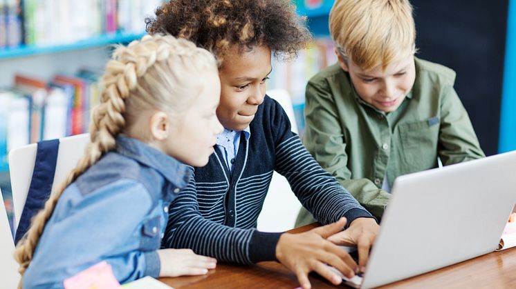 Kodkalaset är en engagerande aktivitet där skolbarn får testa programmering genom kreativa och interaktiva övningar. 