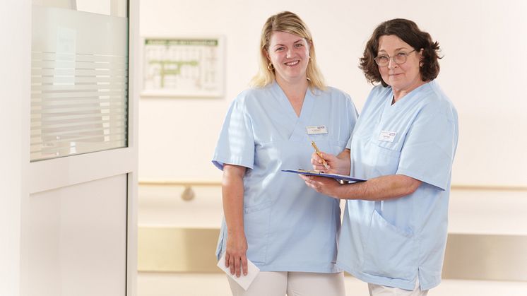 Kolleginnen im Gespräch: Gesundheits- und Krankenpflegerin, Parkinson Nurse, Carmen Weber (rechts) und die angehende Parkinson-Nurse Katharina Boksgorn (links). (Foto: Hephata-Archiv/Stefan Betzler) 