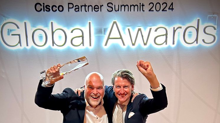 Fredrik Sidmar, VD och Patrik Holmqvist, COO på Telia Cygate tar emot pris som IoT partner på Cisco Partner Summit