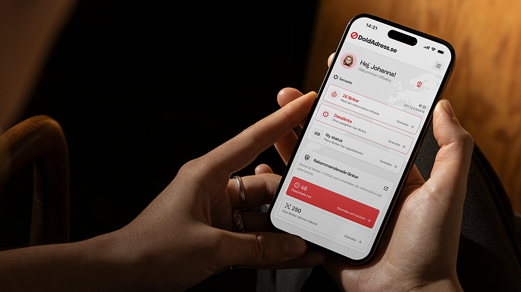 En person håller en mobiltelefon med Doldadress.se:s app öppen, där användaren får en översikt över dataläckor, sökresultat med personlig information och rekommenderade åtgärder.