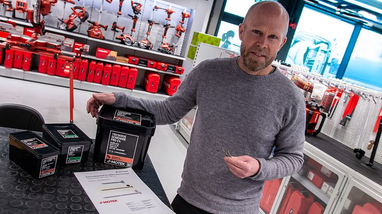 Produktsjef Andreas Nilsson med noen av skruene det er kommet EPD på