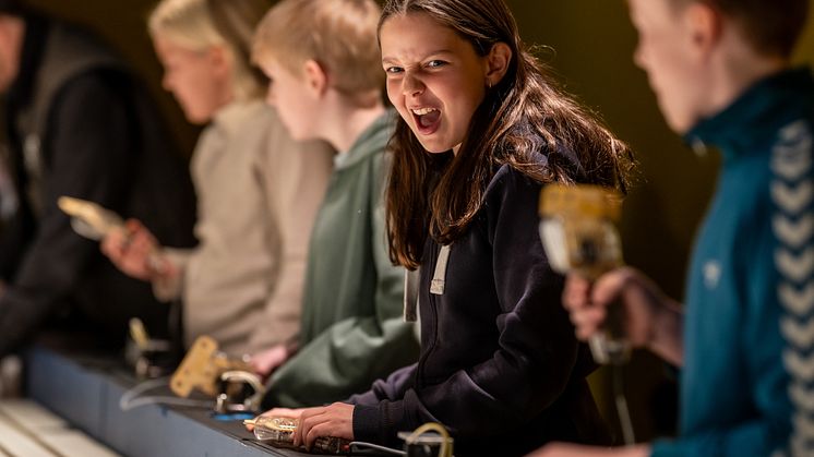 Hvem kommer først i mål? Prøv den store bilbanen i utstillingen Modeller og miniatyrer! Foto: Lars Opstad
