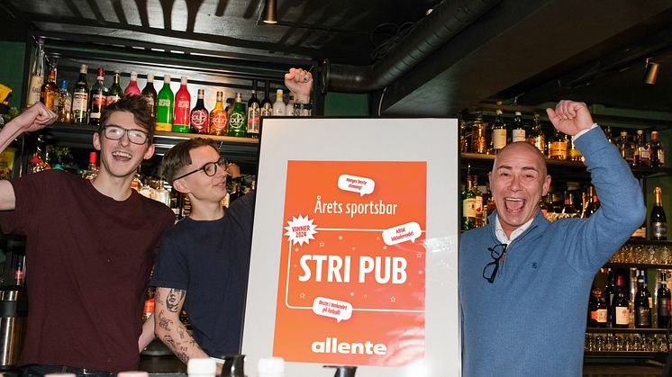 Full jubel da Vetle Martinussen, Øyvind Mikael Sveen og Tommy Brobakken på Stri Pub mottok prisen som «Årets sportsbar».