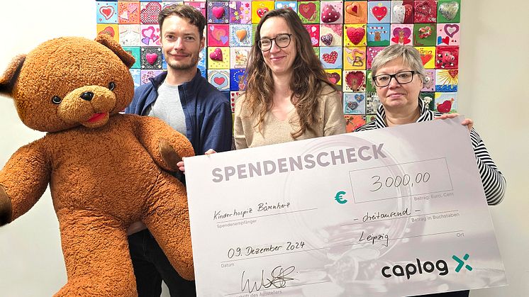 Micha Gluthmann, Carola Warzecha und Nina Stark den symbolischen Spendenscheck im Kinderhospiz Bärenherz Leipzig