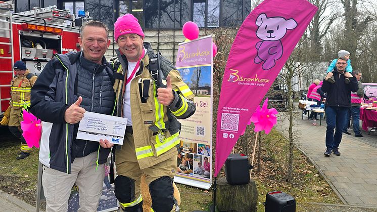 Alexander Lohf begab den Spendenscheck für das Kinderhospiz Jörg Färber nach dem Zieleinlauf des 24-Stunden-Spenden-Marsches