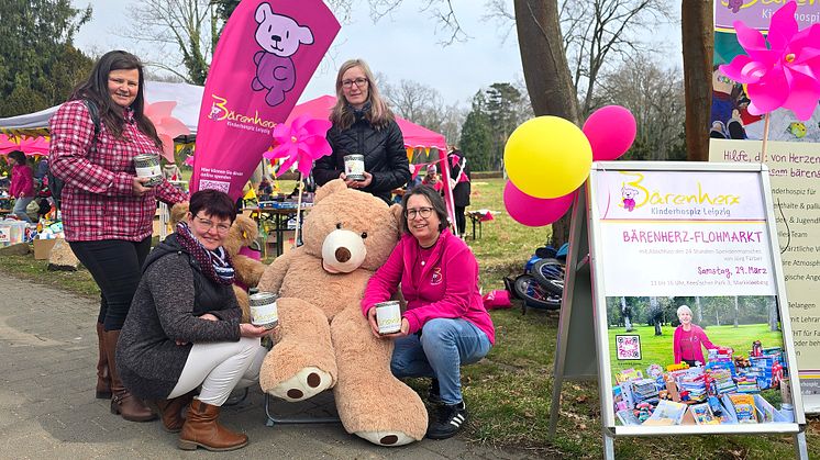 Claudia Lehm, Melanie Nobis, Julia Riedel übergaben Kerstin Stadler vom Kinderhospiz Bärenherz Leipzig (rechts) die Spendedosen