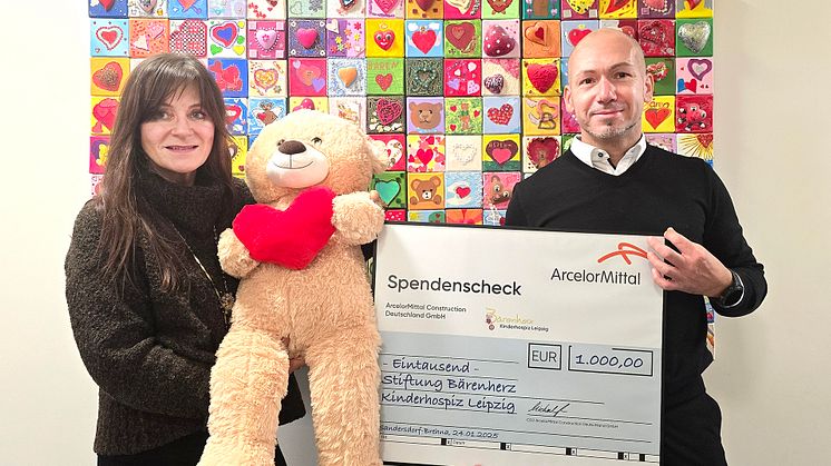 Mona Meister vom Kinderhospiz Bärenherz nahm den Spendenscheck von Michael Heine, CEO ArcelorMittal Construction Deutschland GmbH, entgegen