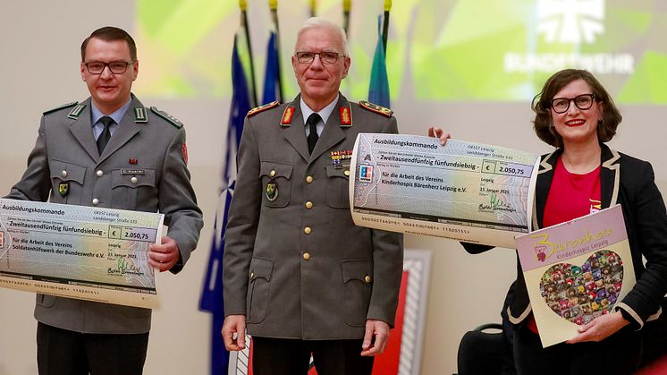 Spendenübergabe in der General-Olbricht-Kaserne Leipzig: General Rohde (Mitte) übergab den Spendenscheck an Katja Kyewski, Vorstandsmitglied des Fördervereins Kinderhospiz Bärenherz Leipzig e.V.